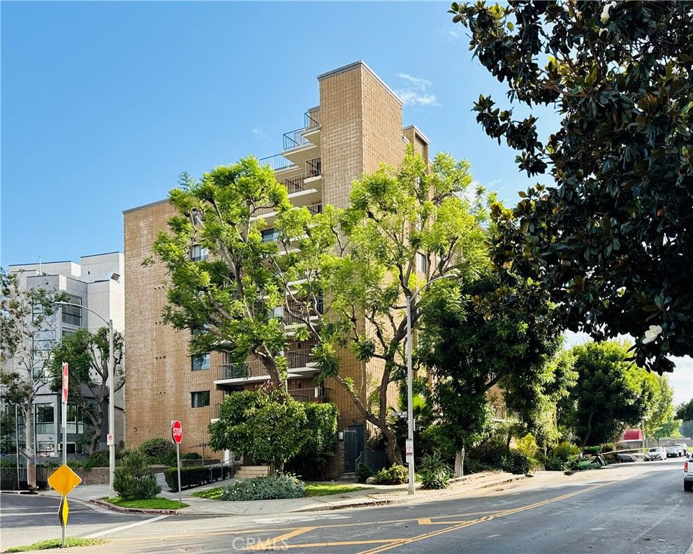 Property Photo:  10966 Rochester Avenue 1B  CA 90024 