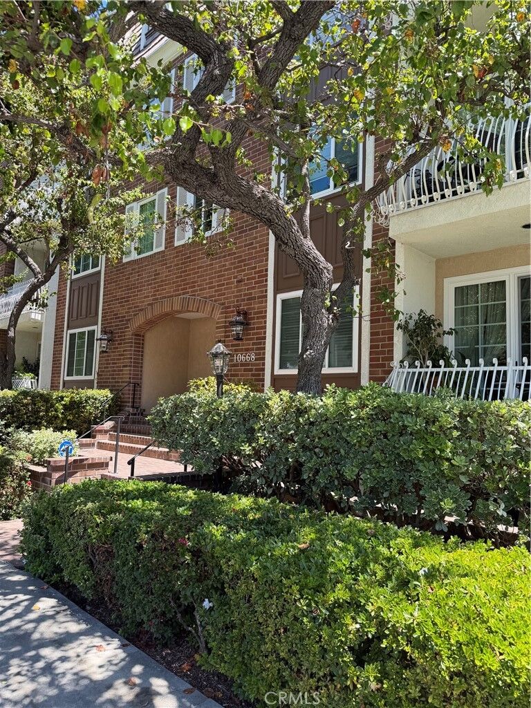 Property Photo:  10668 Eastborne 203  CA 90024 