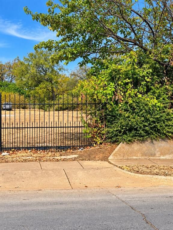 Property Photo:  1408 Amanda Avenue  TX 76105 