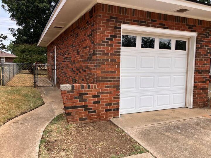 Property Photo:  825 E Bouse Drive  OK 73110 