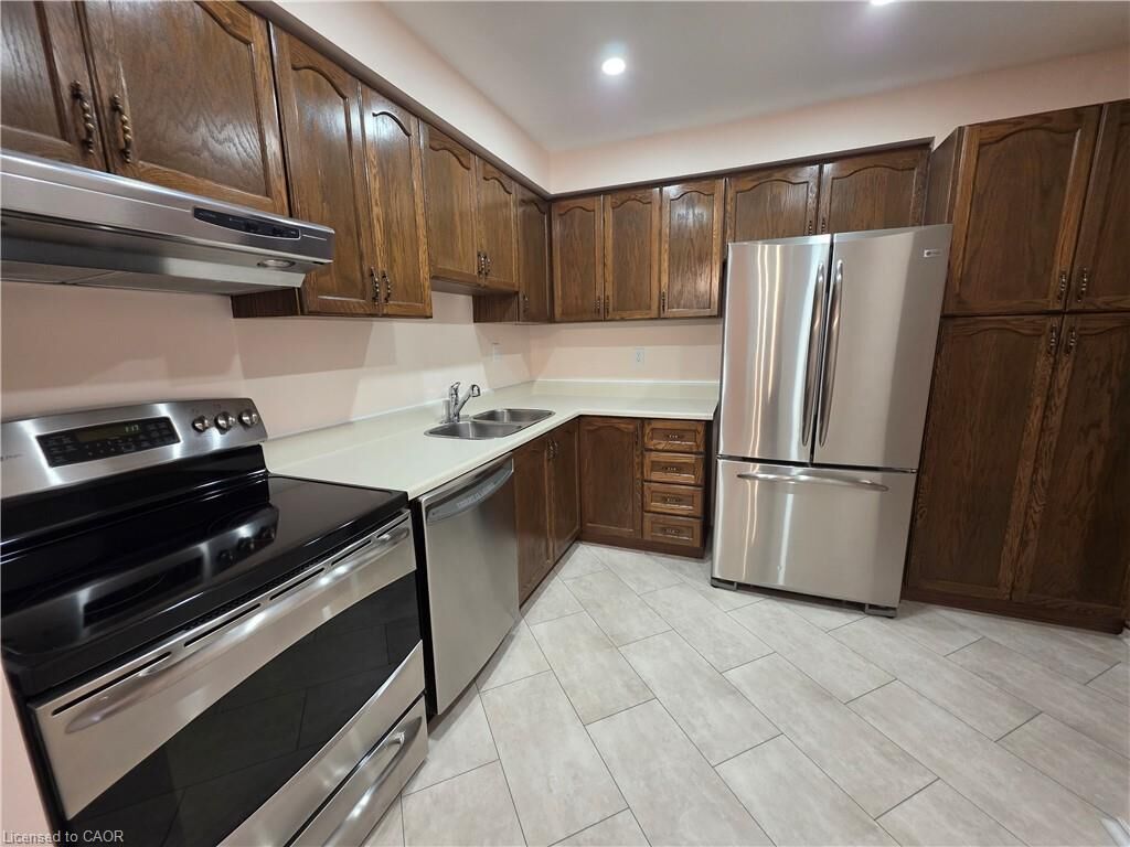 Property Photo:  385 The East Mall 17  ON M9B 6J4 