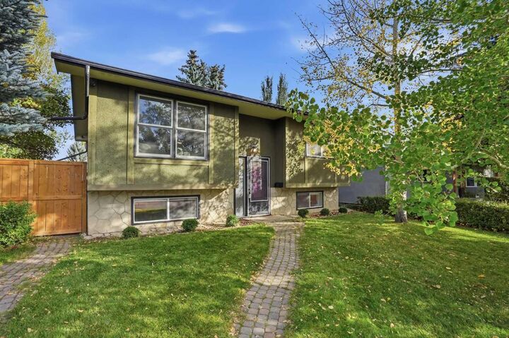 Property Photo:  256 Silverview Way NW  AB T3B 3K3 