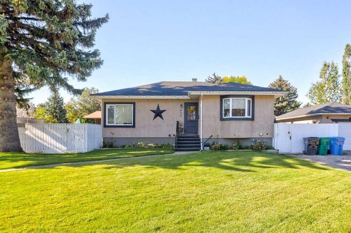 Property Photo:  430 Dieppe Boulevard S  AB T1J 3X1 