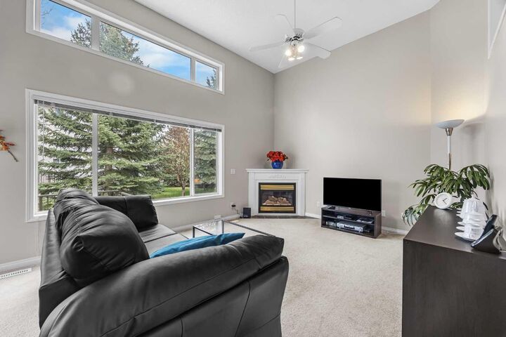Property Photo:  33 Country Hills Cove NW  AB T3K 5G7 