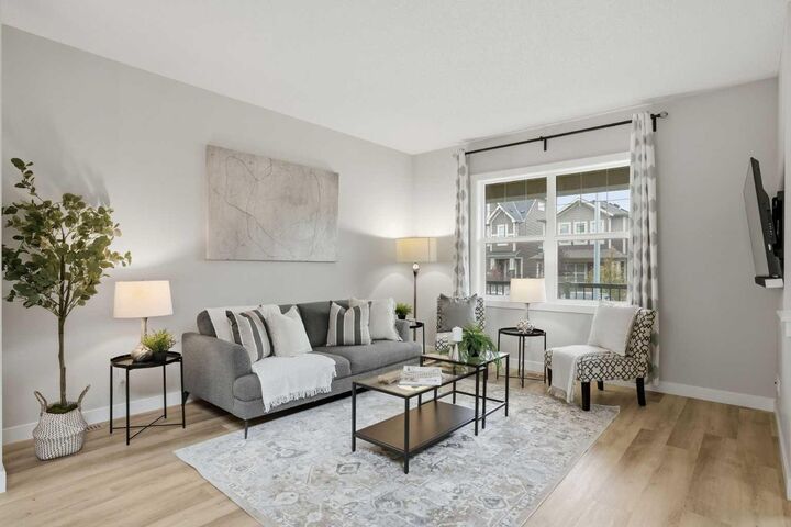 Property Photo:  90 Hillcrest Close SW  AB T4B 4T9 