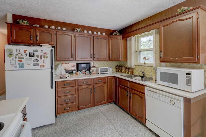 Property Photo:  2119 Halifax Crescent NW  AB T2M 4C8 