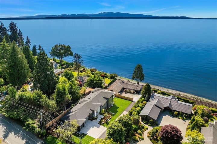 Property Photo:  17626  Talbot Road  WA 98026 
