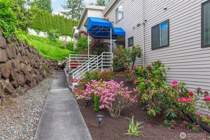 Property Photo: 5225 50th Avenue NE 204 WA 98105