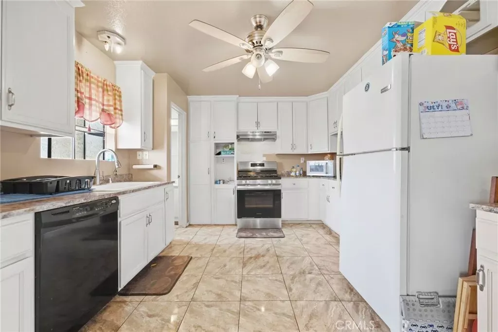 Property Photo:  8634 Park Street 3  CA 90706 
