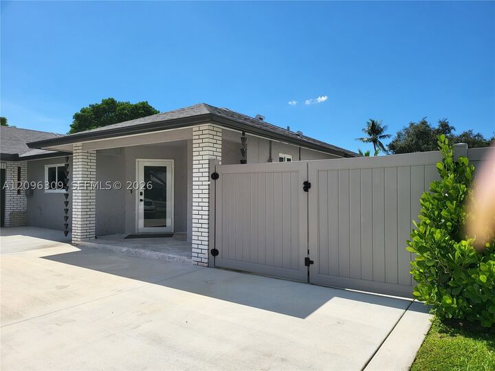 Property Photo: 712 Juniper Pl FL 33414