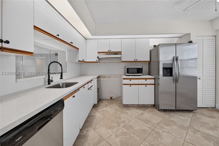 Property Photo:  1401 SW 128th Ter 405H  FL 33027 