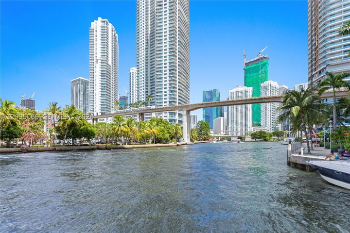 Property Photo:  185 SW 7th St 3600  FL 33130 