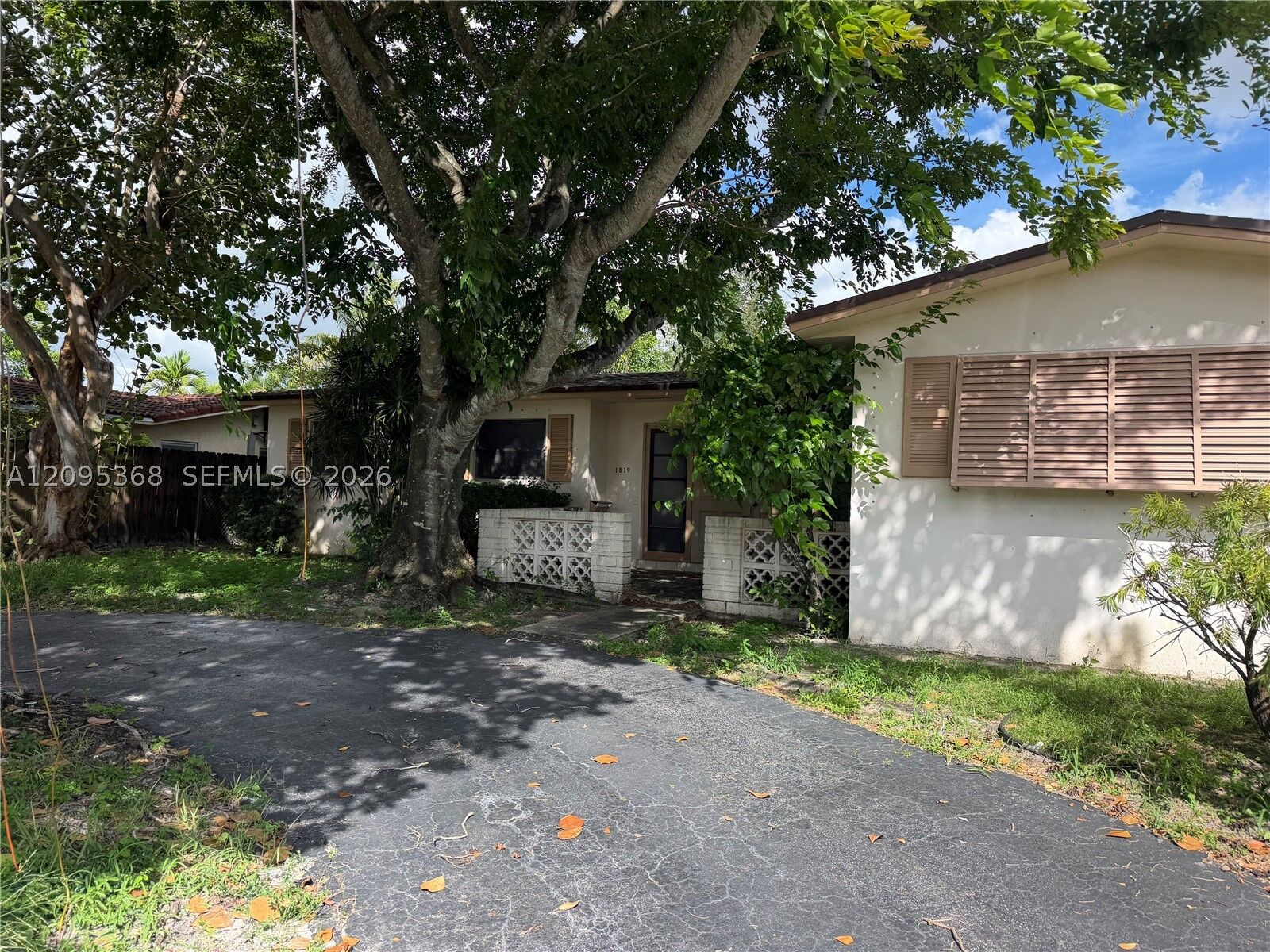 Property Photo: 1819 N 51st Ave FL 33021