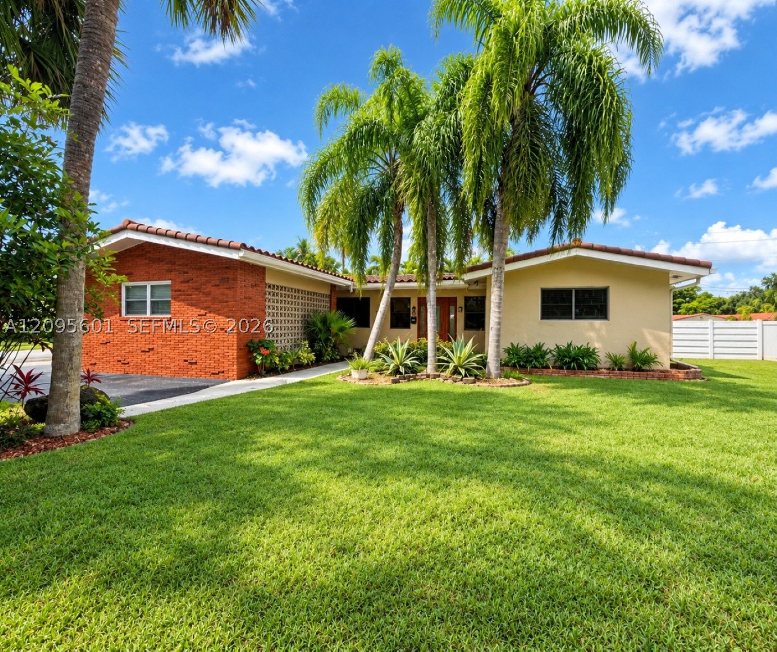 Property Photo:  604 N Crescent Dr  FL 33021 