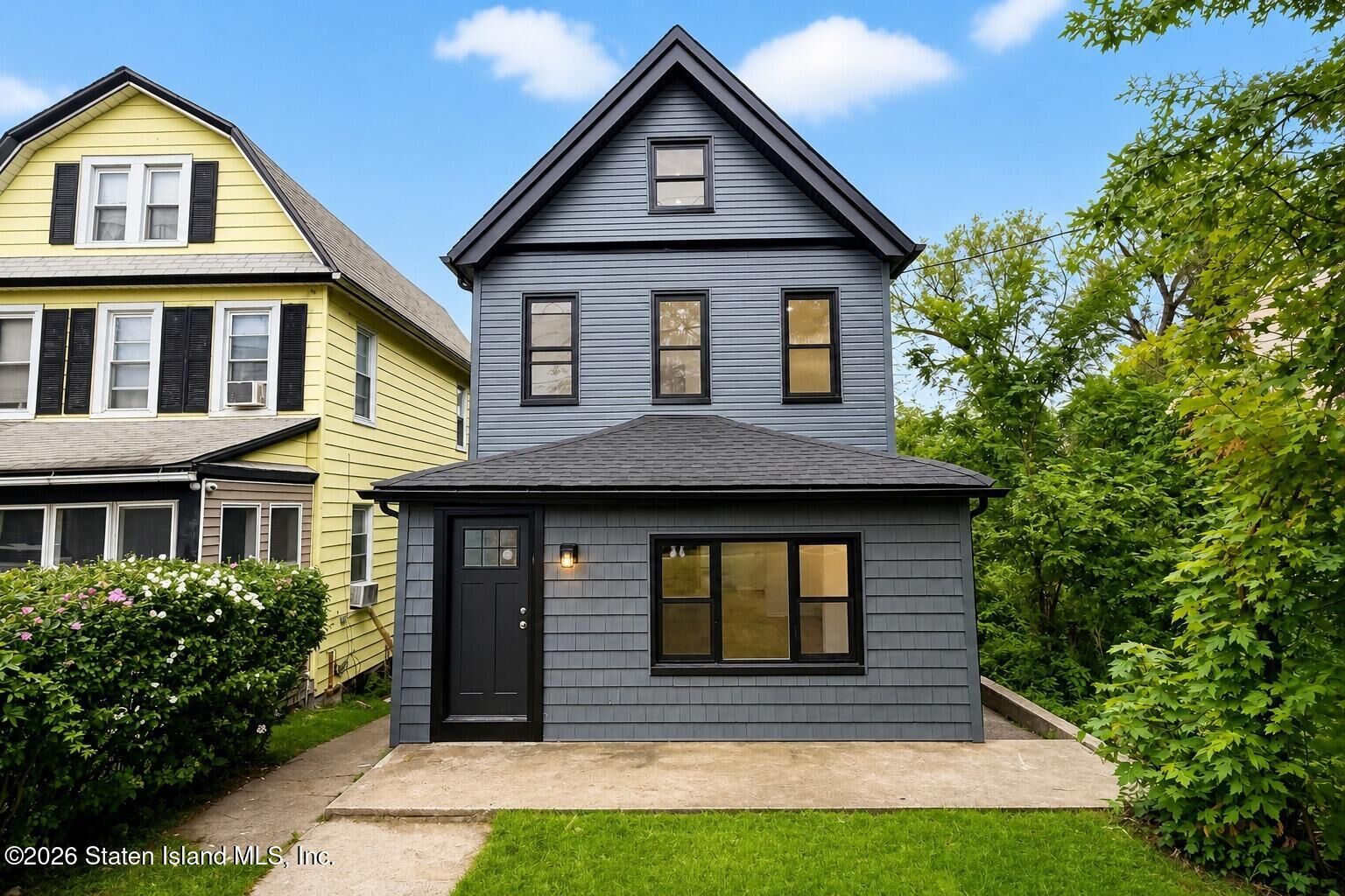 Property Photo:  221 South Avenue  NY 10303 