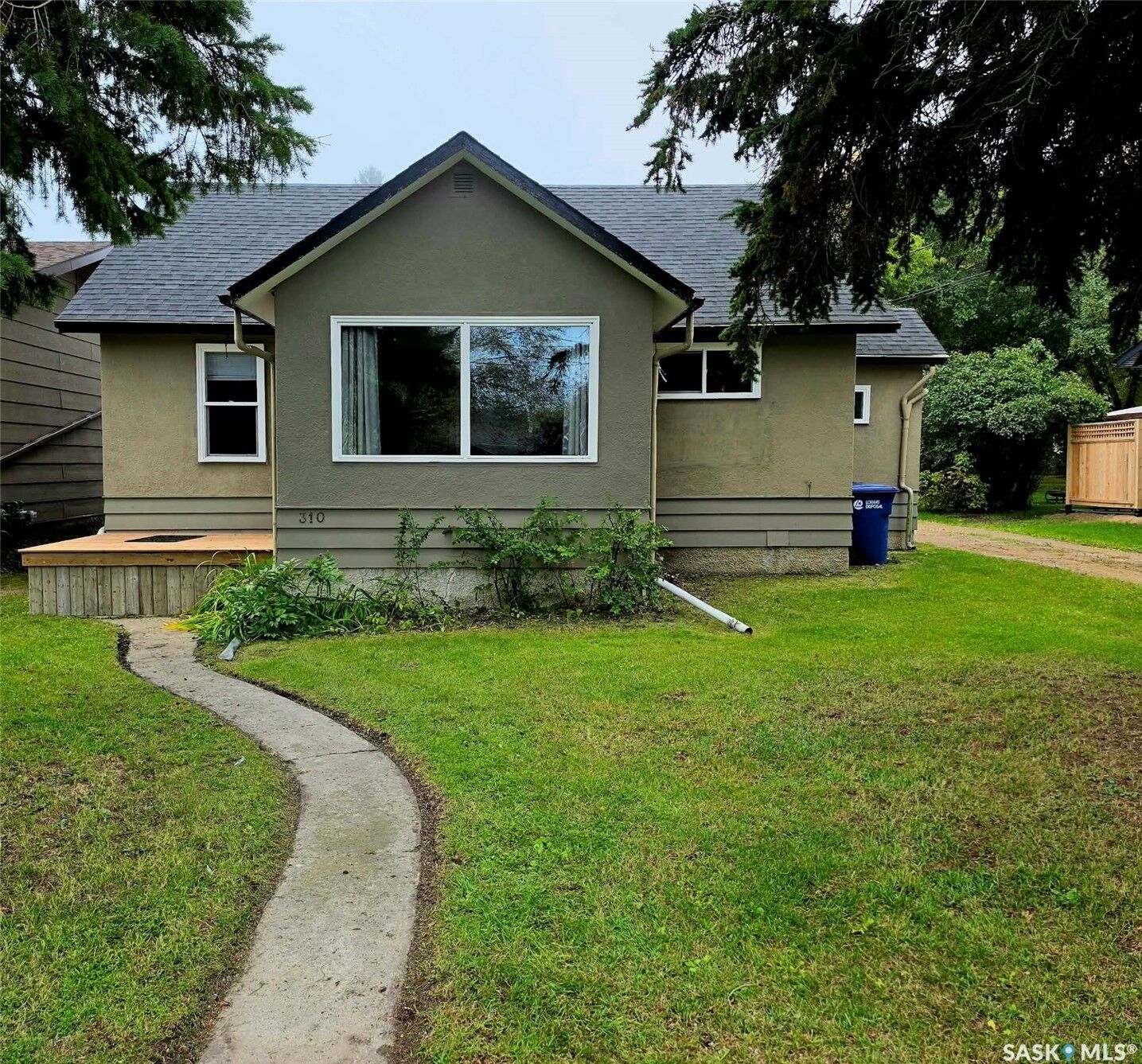 Property Photo:  310 Parks Street  SK S0G 5C0 