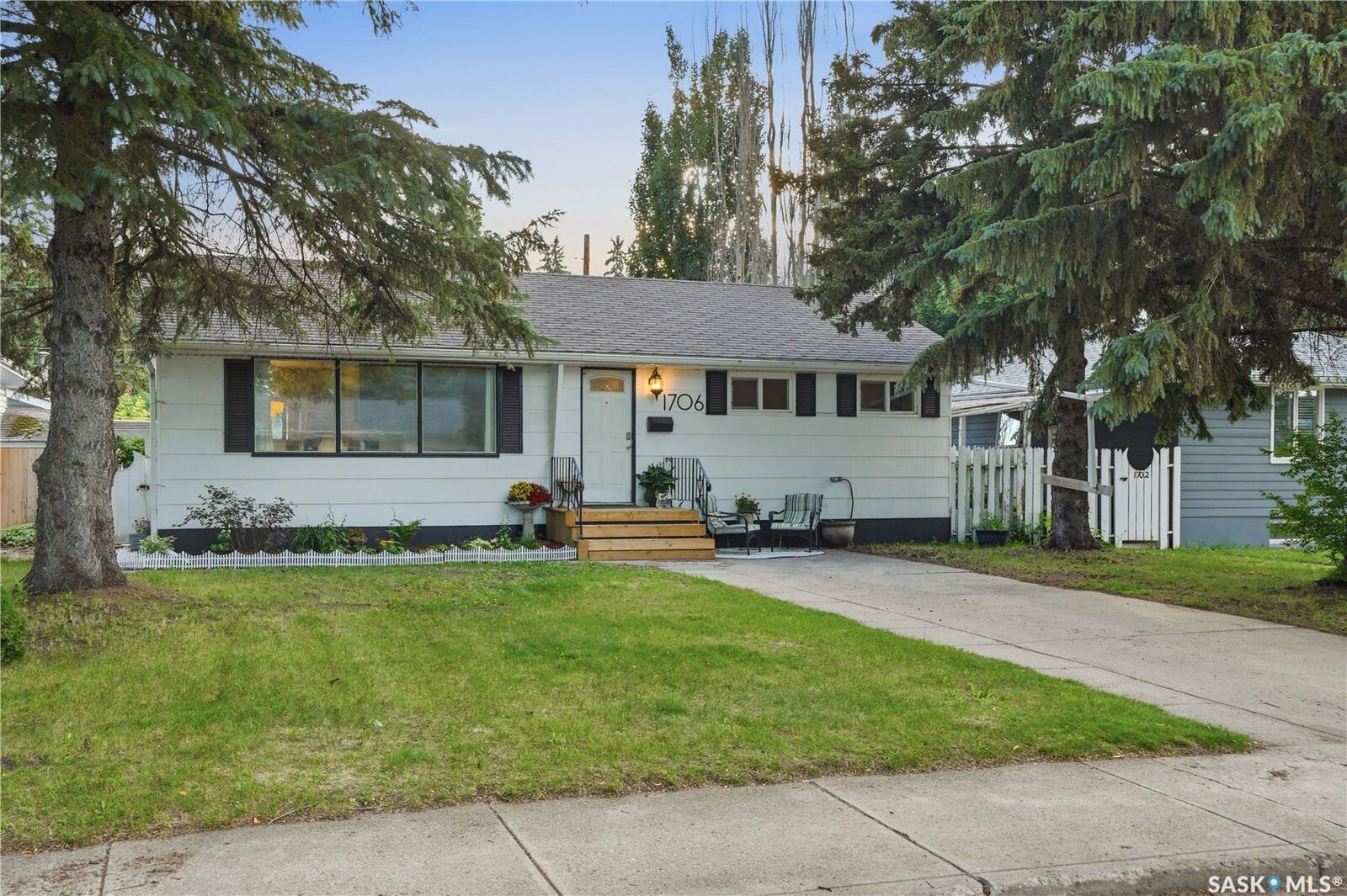 Property Photo: 1706 Ewart Avenue SK S7H 2L2