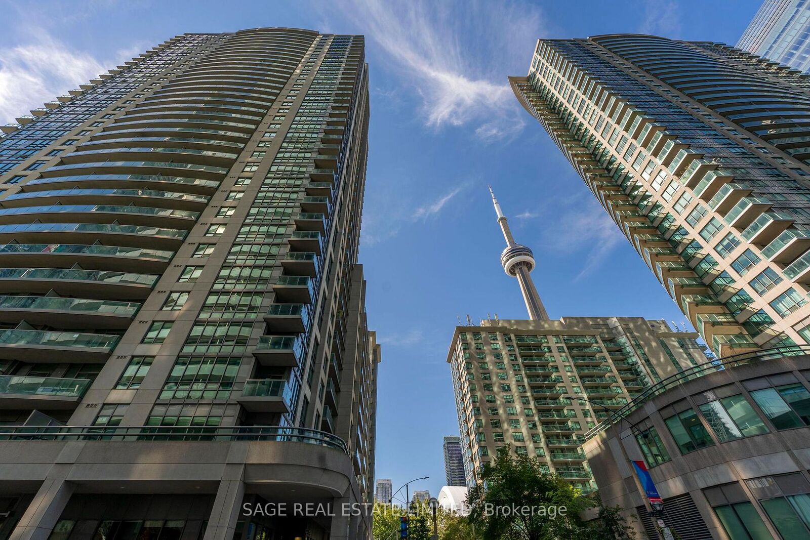 Property Photo:  19 Grand Trunk Crescent 1605  ON M5J 3A3 