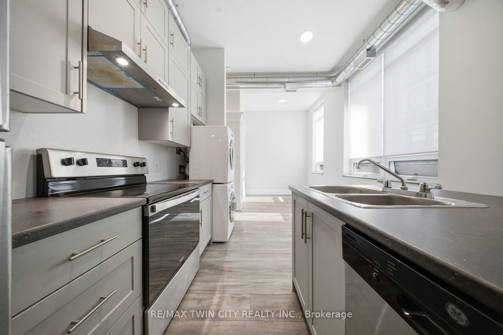 Property Photo:  11 Queen Street 201  ON N3T 3B2 
