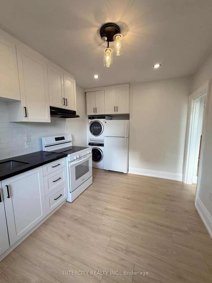 Property Photo:  380 Clinton Street Upper  ON M6G 2Z2 