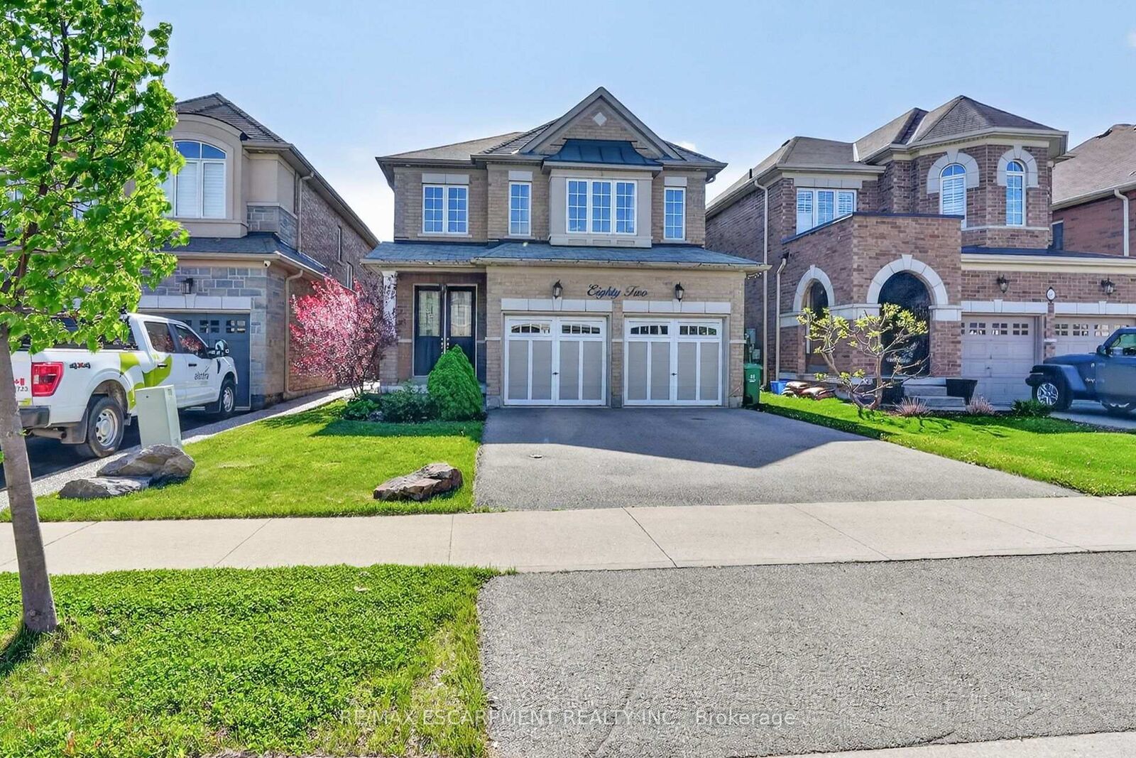 Property Photo:  82 Chaumont Drive  ON L8J 0J8 