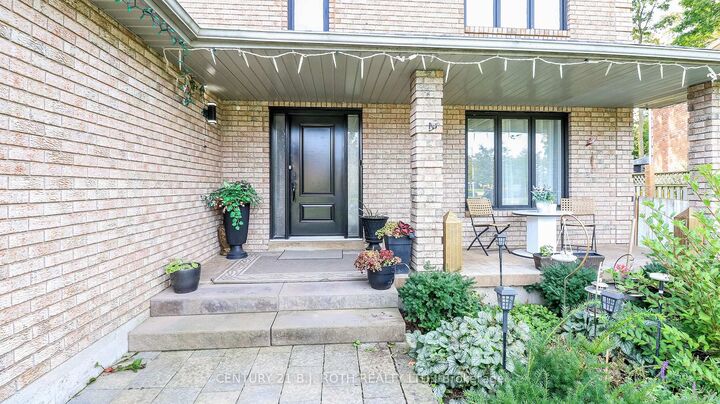 Property Photo:  61 Barwick Drive W  ON L4N 6Z5 