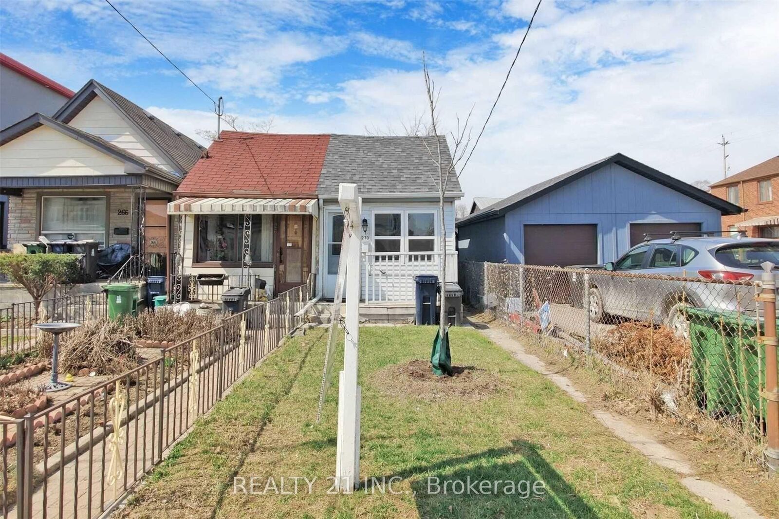 Property Photo:  270 Linsmore Crescent  ON M4J 4L7 
