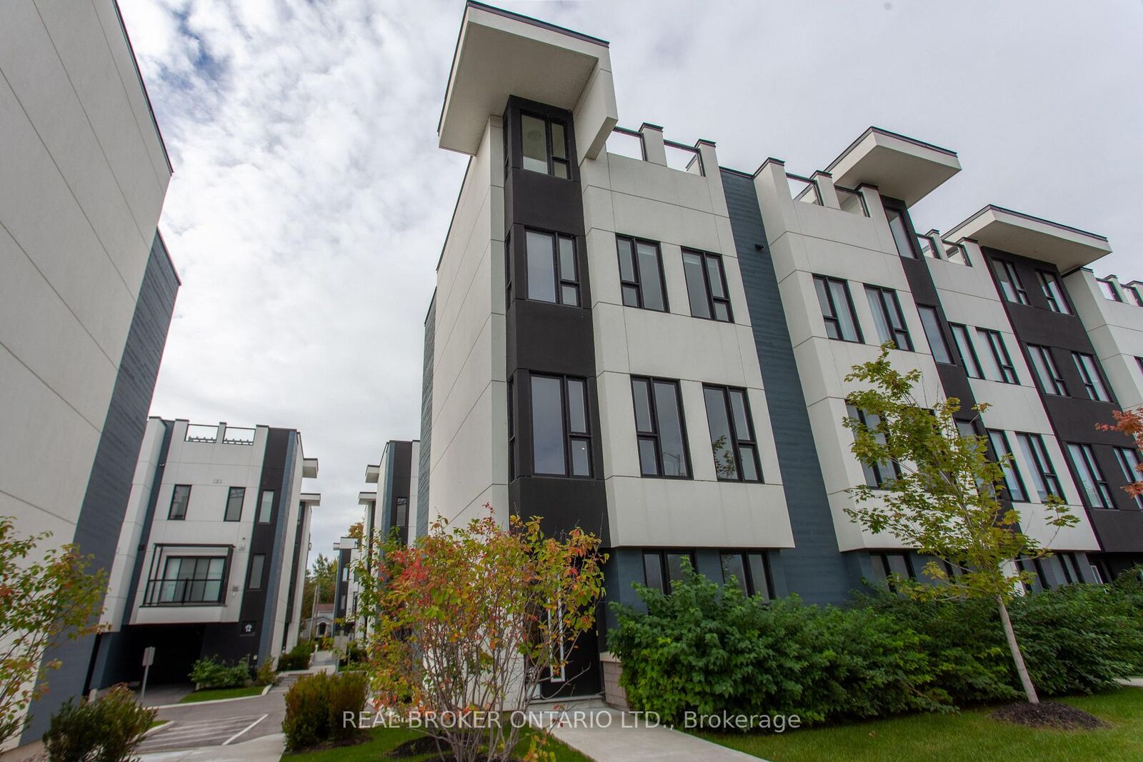 Property Photo:  11 Mariners Pier Way  ON L3V 8P4 