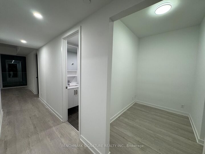 Property Photo:  88 Queen Street E 5806  ON M5C 0B6 