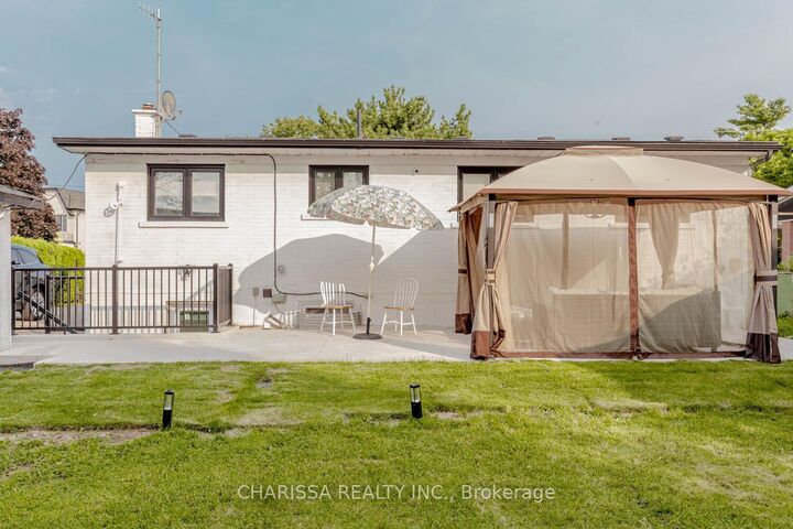 Property Photo:  523 Pinegrove Road Upper  ON L6K 2C2 