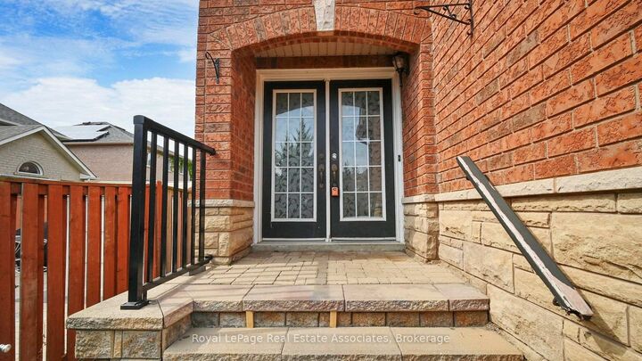 Property Photo:  3285 Apricot Street Upper  ON L5N 8B1 