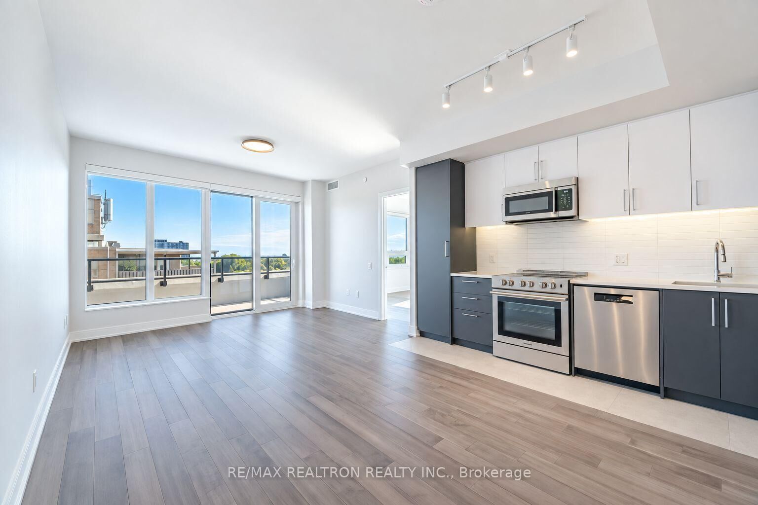 Property Photo:  2525 Bathurst Street 904  ON M6B 2Y9 