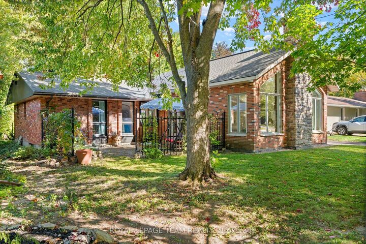 Property Photo:  33 Rutherford Crescent  ON K2K 1N1 