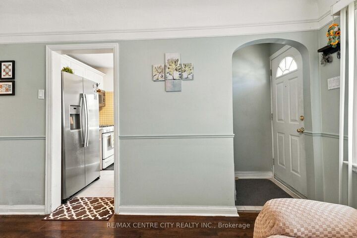 Property Photo:  360 Hale Street  ON N5W 1G4 
