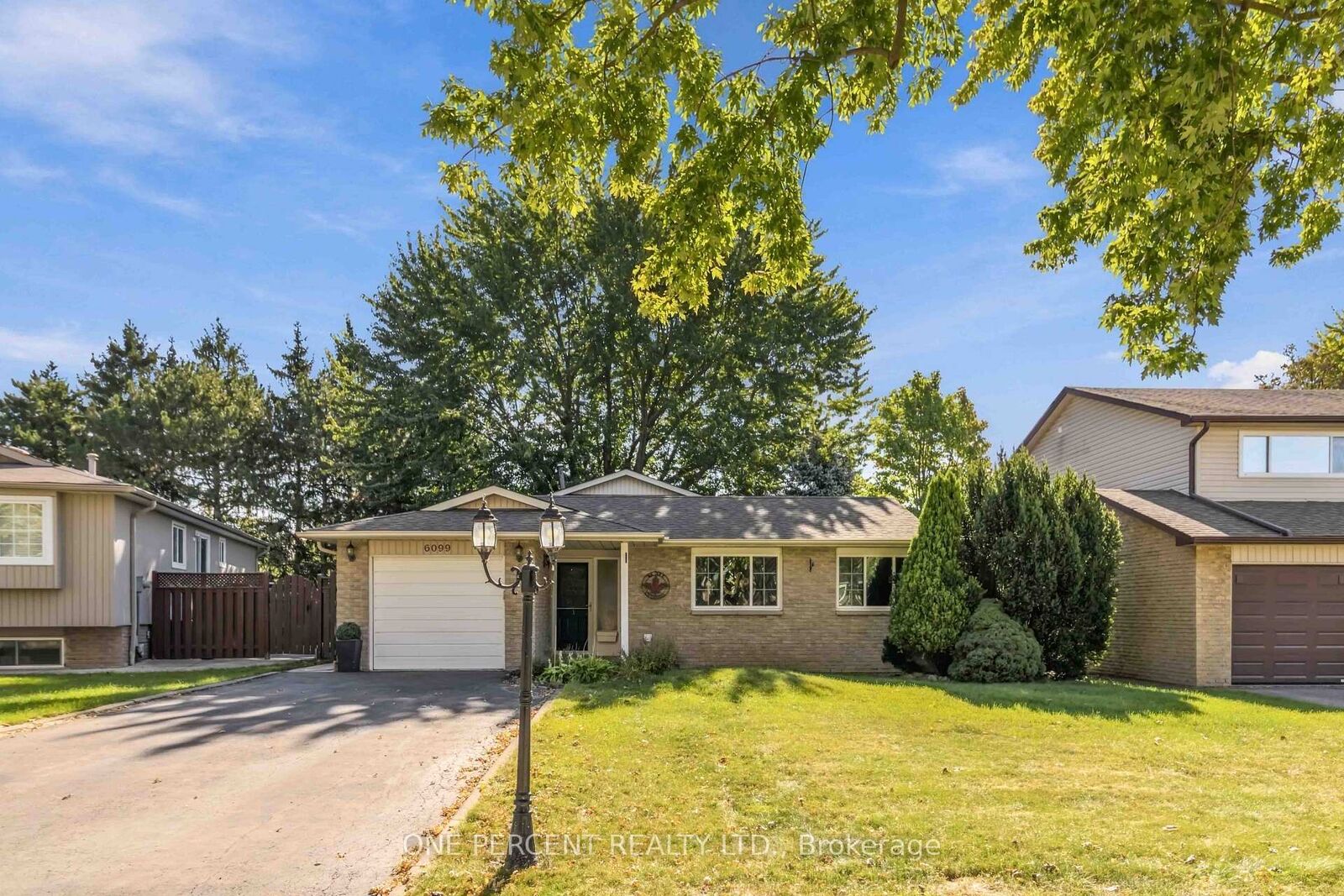 Property Photo:  6099 Starfield Crescent  ON L5N 1X2 