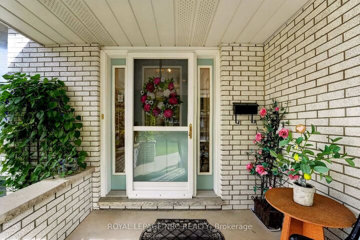 Property Photo:  20 Jessica Drive  ON L2M 6V7 