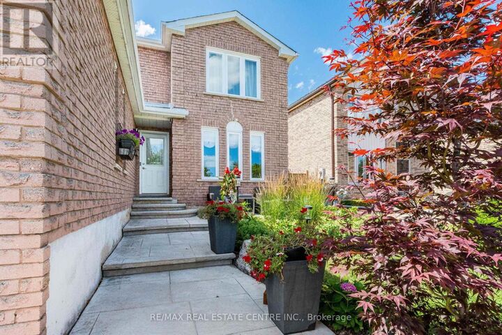 Property Photo: 1571 Meadowfield Crescent ON L5M 4T4