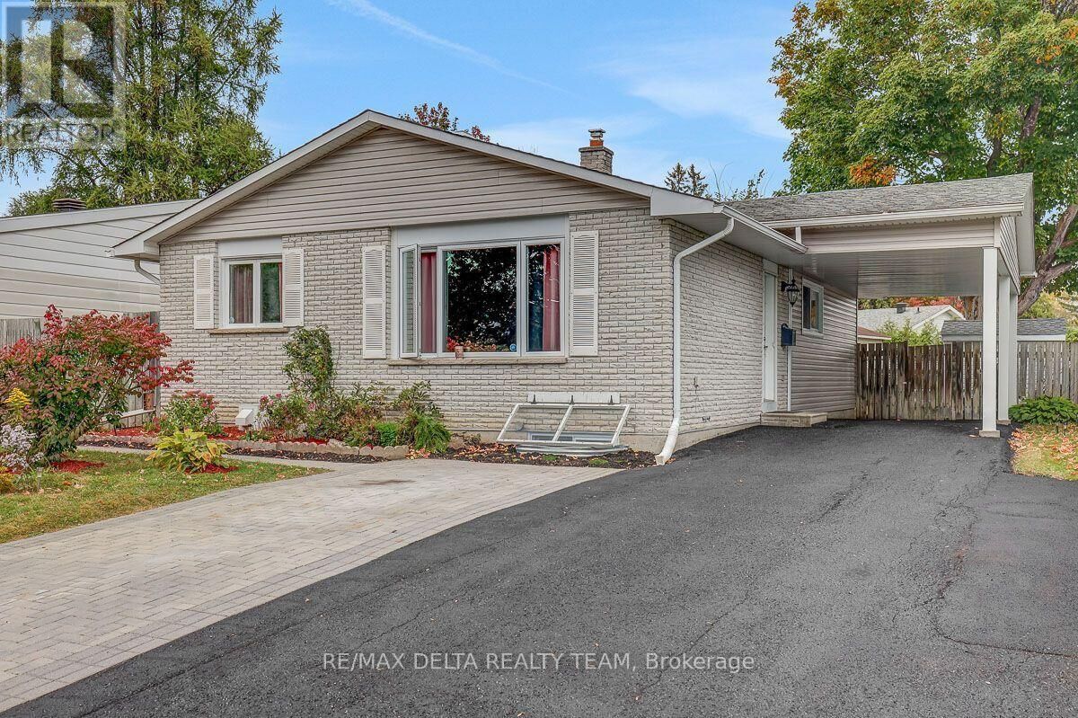 Property Photo:  11 Courtney Road  ON K2L 1L9 