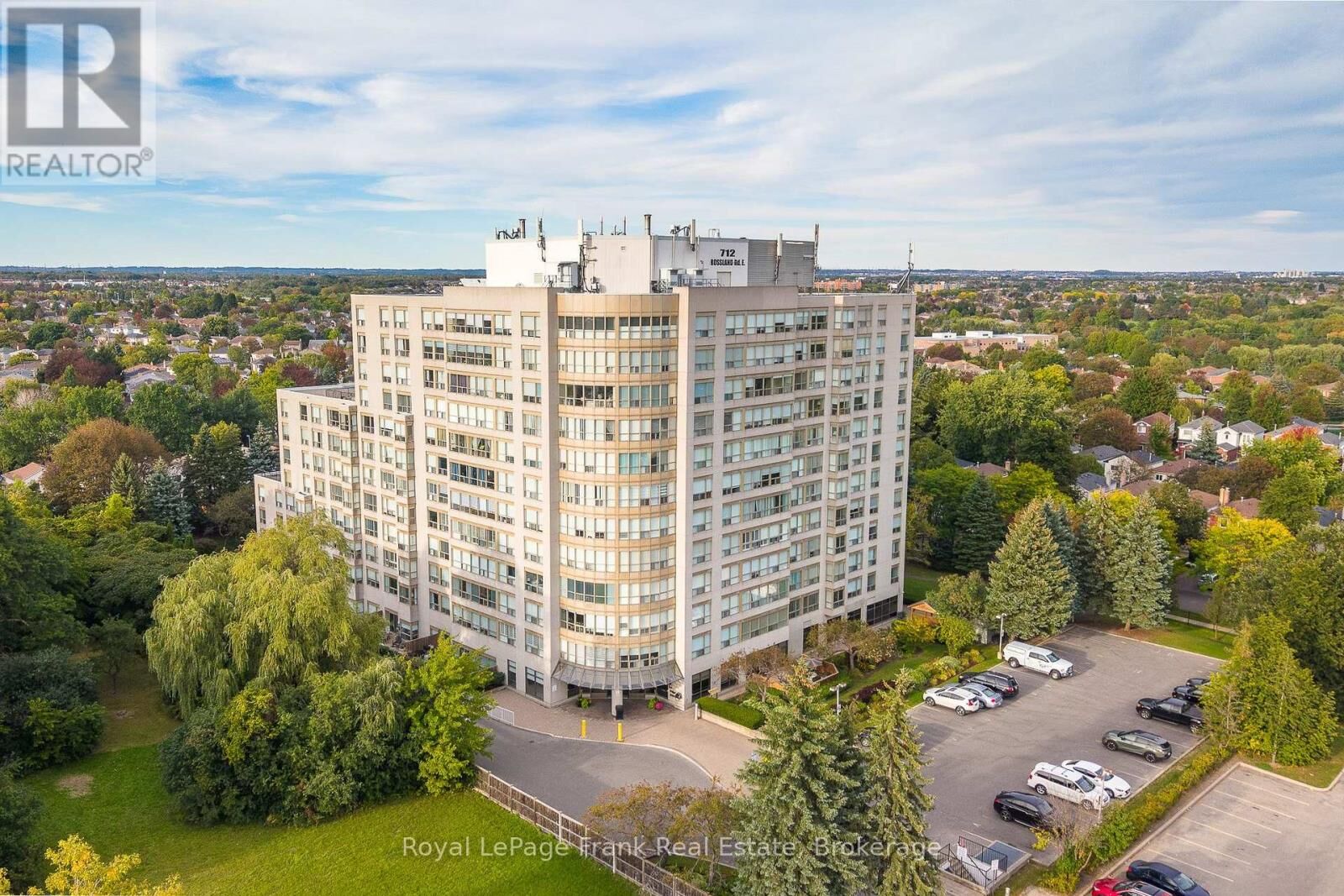 Property Photo:  712 Rossland Road East 602  ON L1N 9E8 