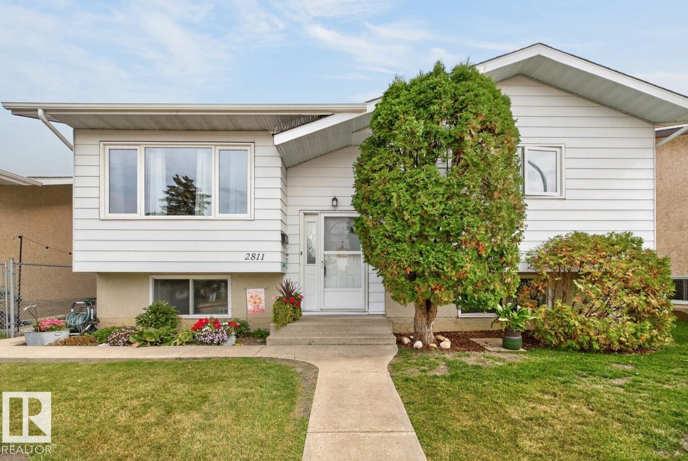 Property Photo:  2811 37 Avenue NW  AB T6L 4G4 