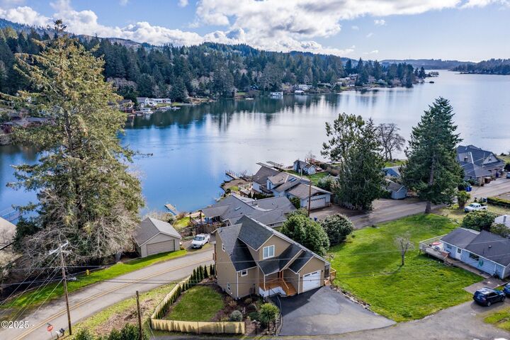 Property Photo: 5300 NE 49th Street OR 97364