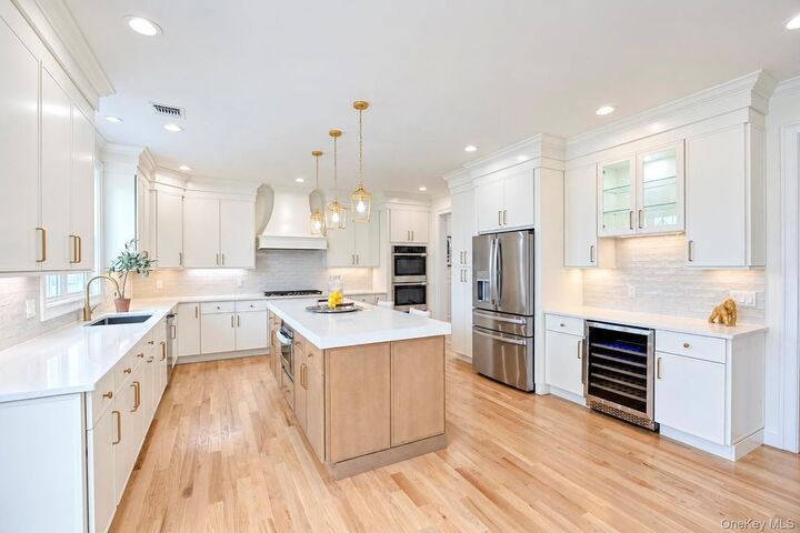 Property Photo:  89 West Avenue  NY 11801 