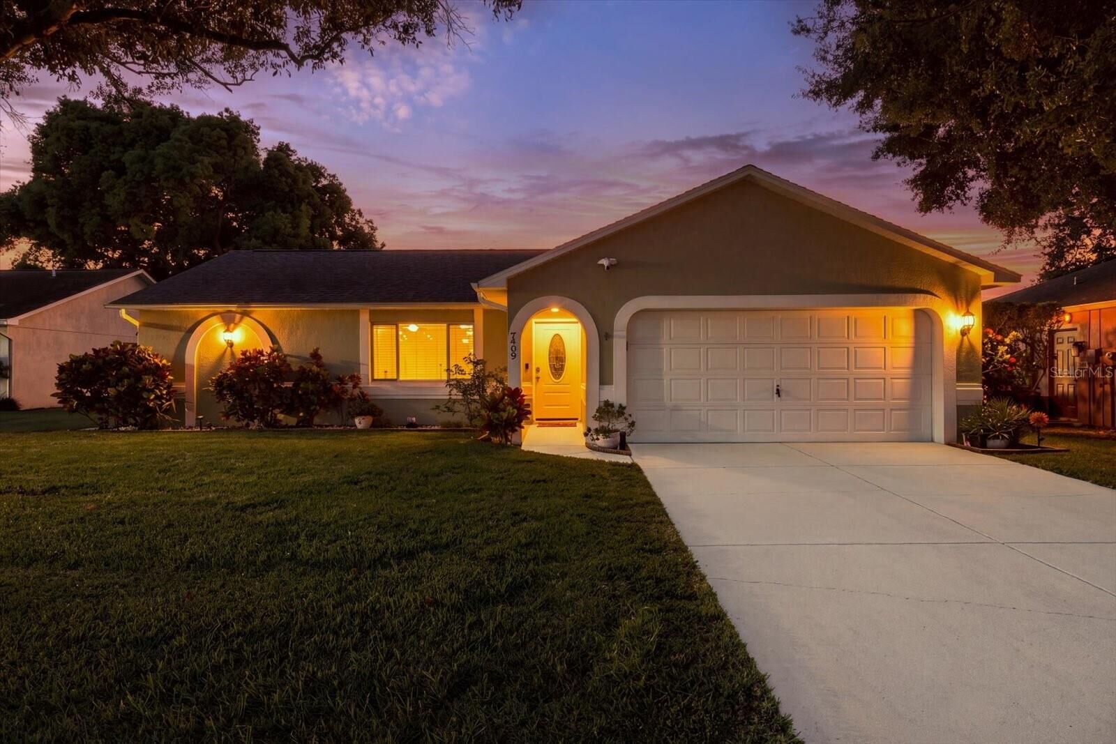 Property Photo:  7409 Fairwood Avenue  FL 34653 