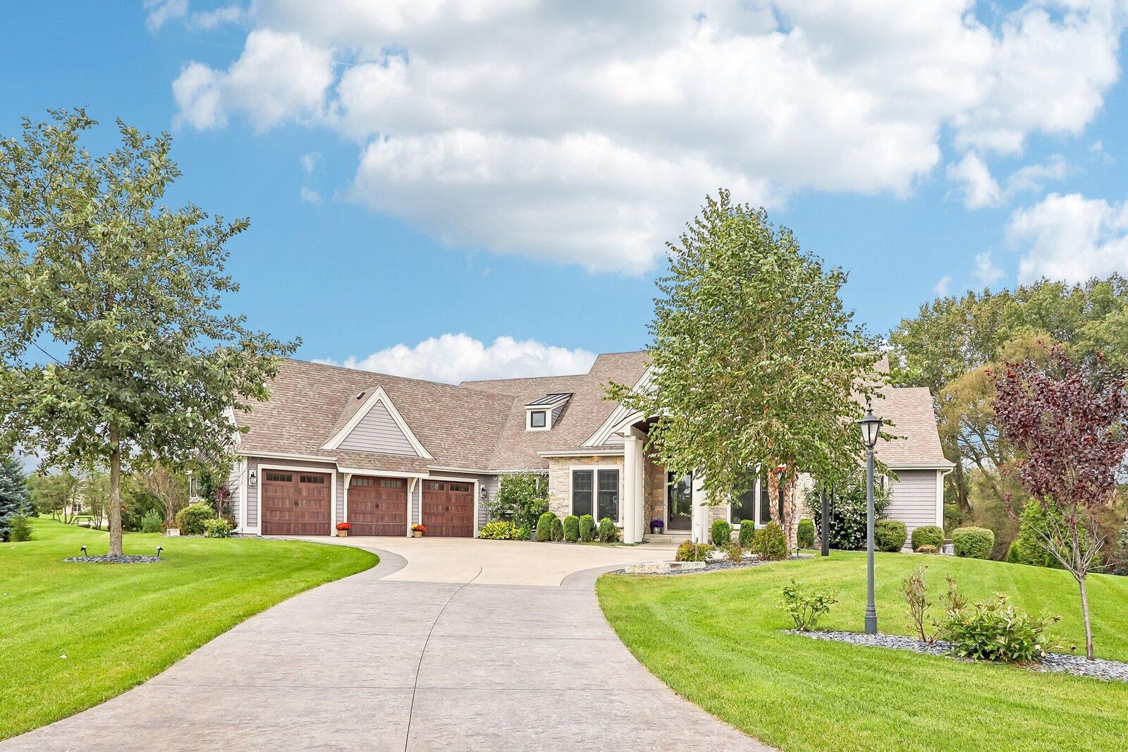 Property Photo:  W248n2175 Kettle Cove Ct  WI 53072 
