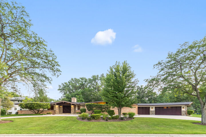 Property Photo: 13 Yorkshire Drive IL 60069
