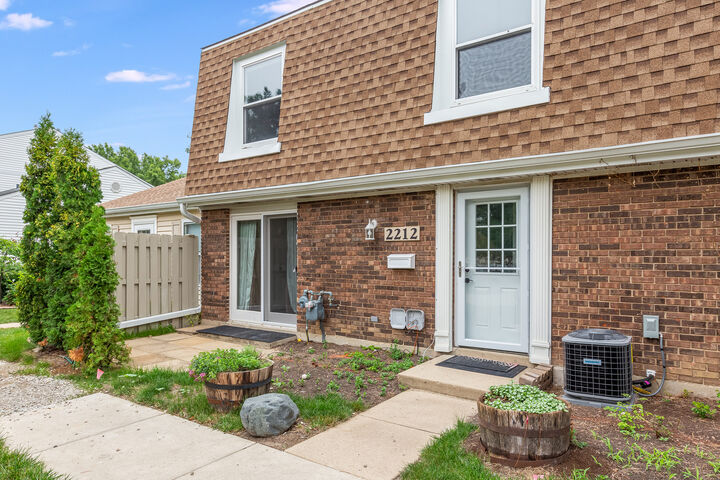 Property Photo: 2212 Cardinal Court IL 60194