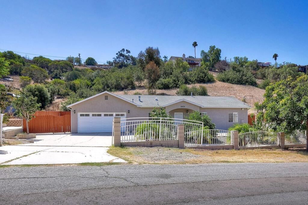 Property Photo:  