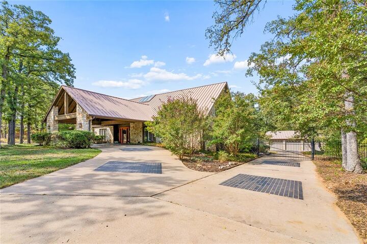 Property Photo: 2717 Hartlee Court TX 76208