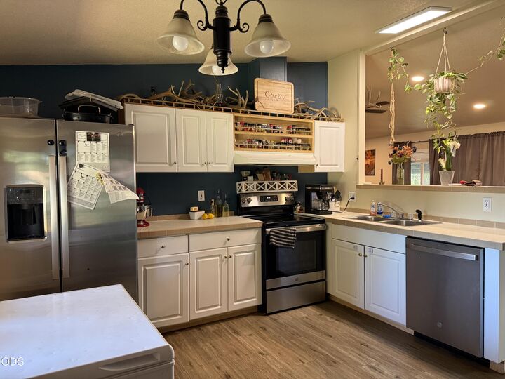 Property Photo:  545 Laurel Avenue  OR 97522 