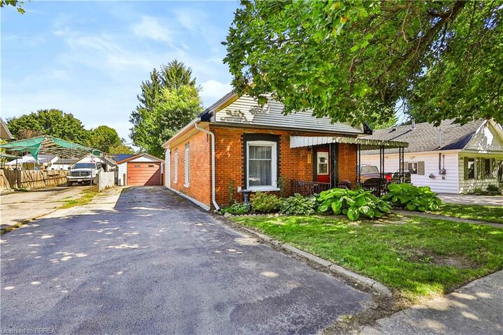 Property Photo:  277 Queen Street N  ON N3Y 3Y8 